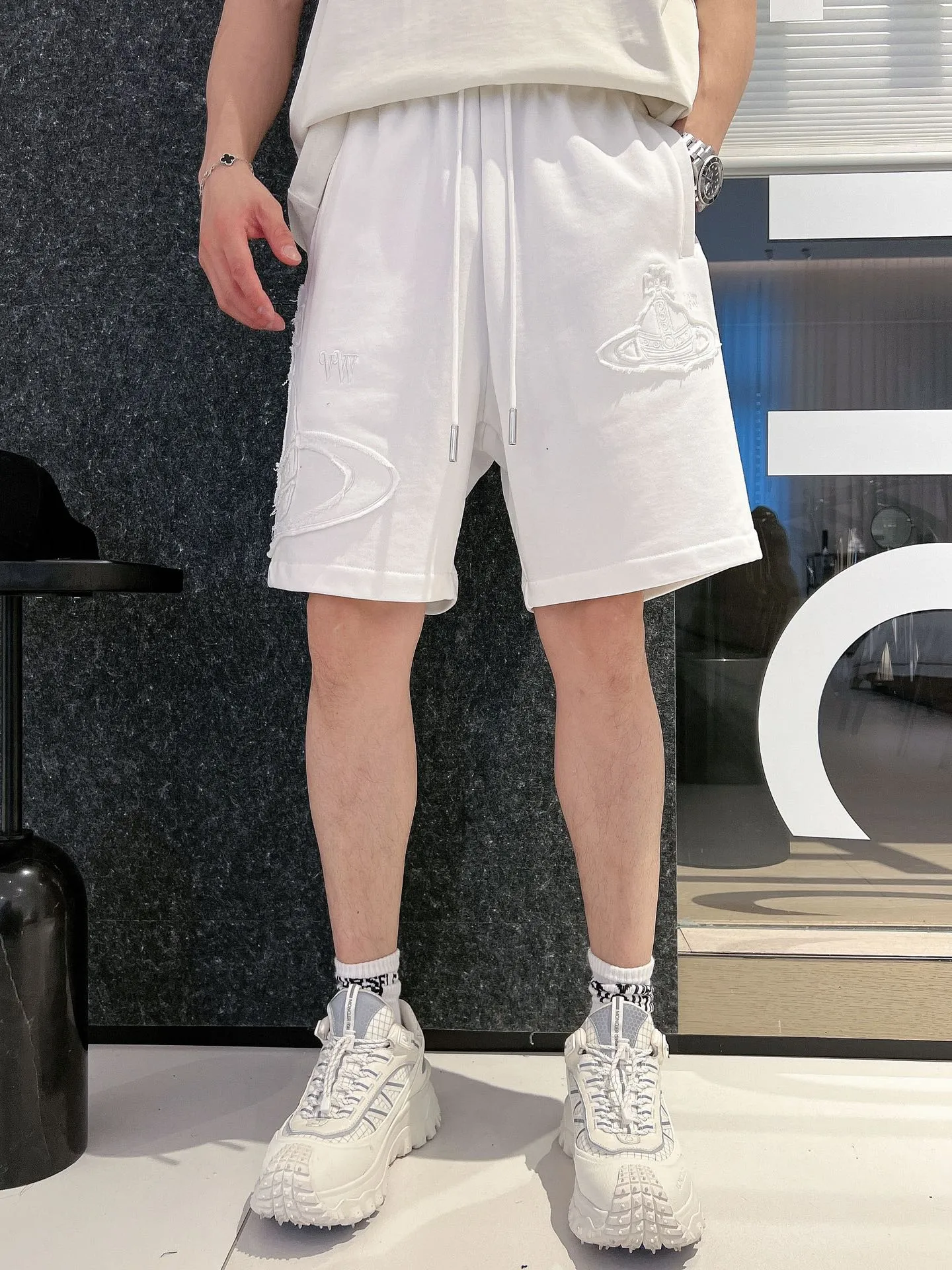 The Queen Mother's three-standard complete 2026 summer New Arrival men's casual shorts, advanced custom-made fabric Breathable fabric, Breathable elasticity and comfort, impeccable details, top-grade accessories, original logo design concept, delicate and soft feel! The upper body fit is awesome! Size: M-XXXL Please state your height and weight when ordering
